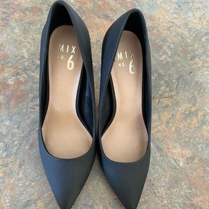 Matte black pumps mix no.6